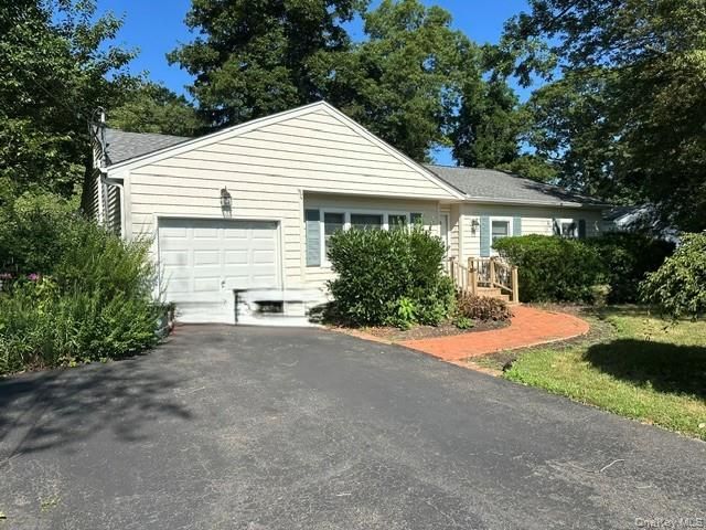 94 Arlington Road, Ronkonkoma, NY 11779
