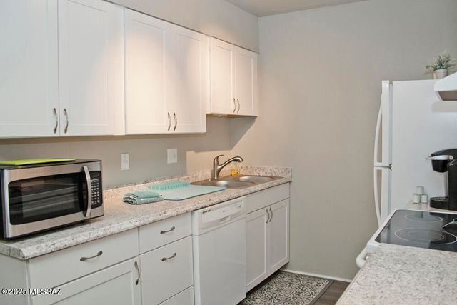 8450 E Old Spanish Trl Apt 130, Tucson, AZ 85710