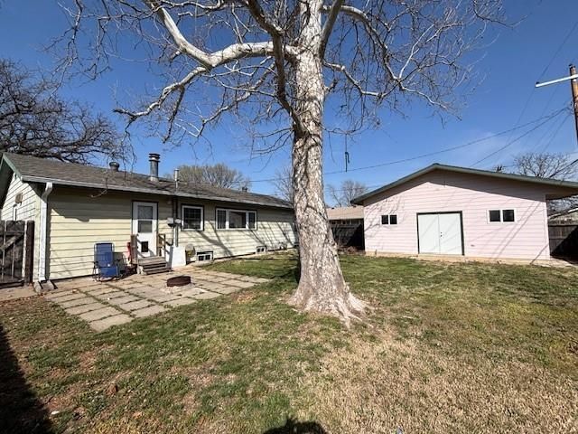 638 Carl, Salina, KS 67401