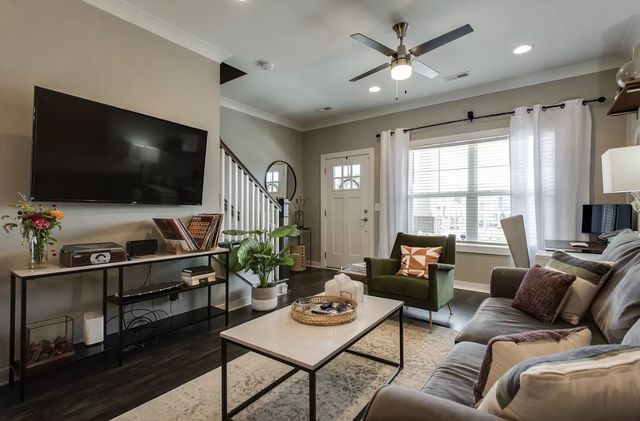 975 Ashland Place Dr, Nashville, TN 37218