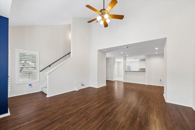 922 W Heights Hollow Lane W, Houston, TX 77007