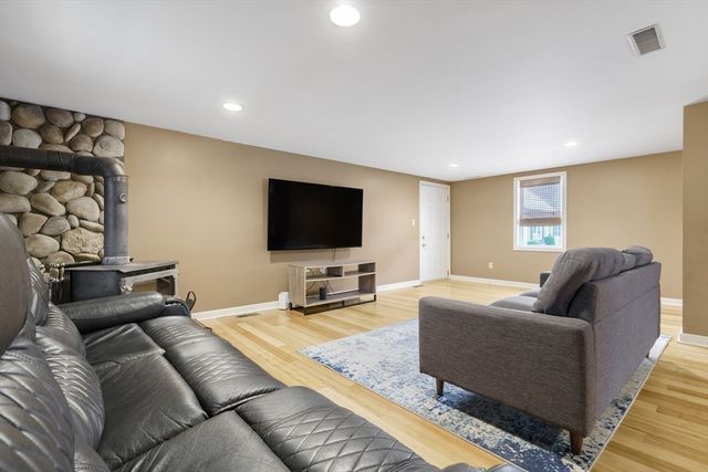 24 Knapp St, Somerset, MA 02726