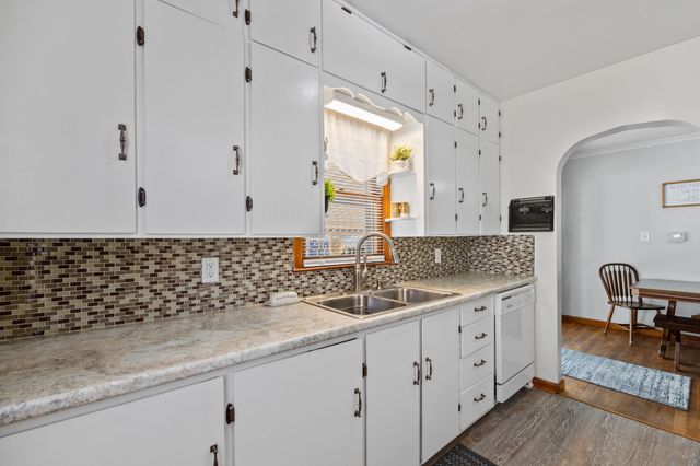 2433 E Walnut Street, Des Moines, IA 50317