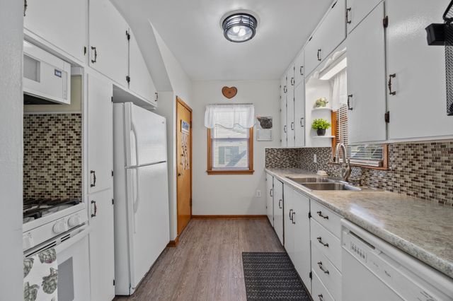 2433 E Walnut Street, Des Moines, IA 50317