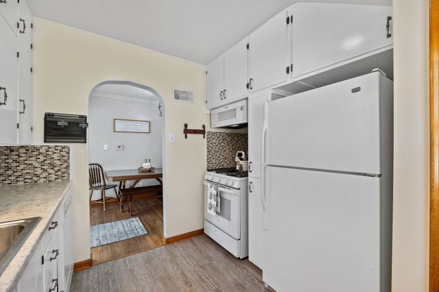 2433 E Walnut Street, Des Moines, IA 50317