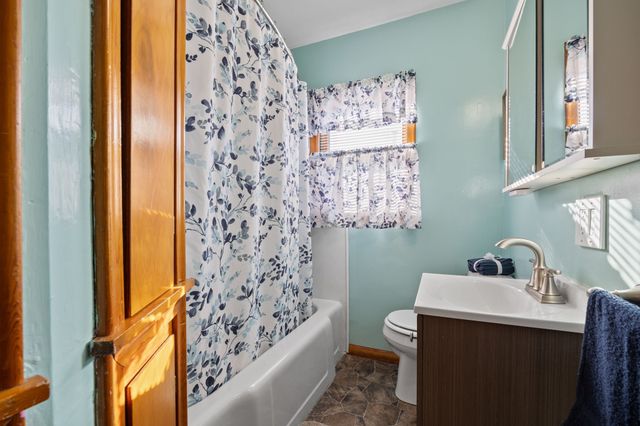 2433 E Walnut Street, Des Moines, IA 50317