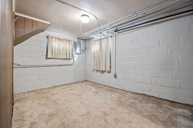 2433 E Walnut Street, Des Moines, IA 50317