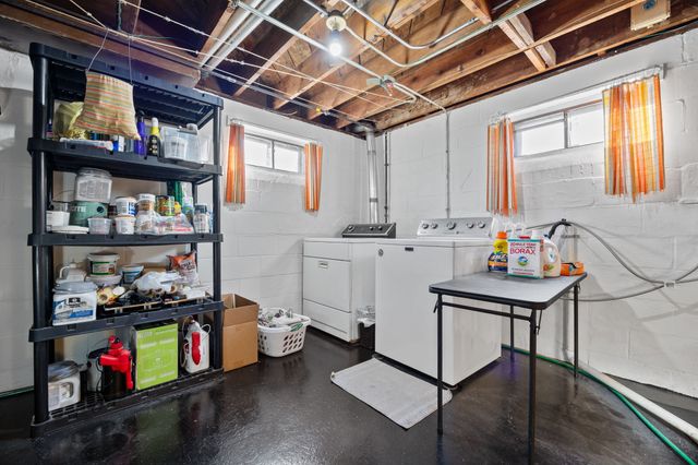 2433 E Walnut Street, Des Moines, IA 50317