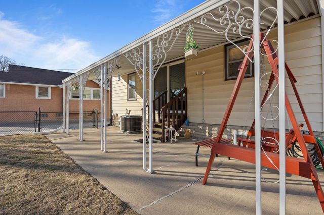 2433 E Walnut Street, Des Moines, IA 50317