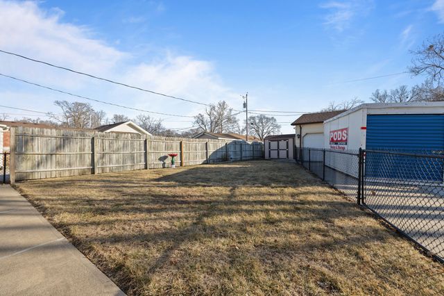 2433 E Walnut Street, Des Moines, IA 50317