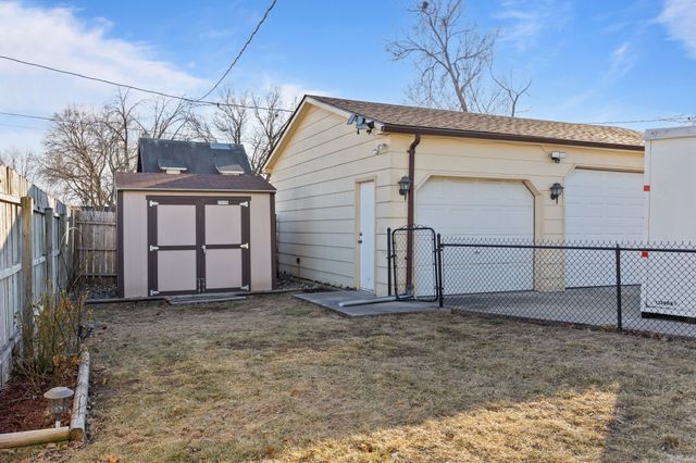 2433 E Walnut Street, Des Moines, IA 50317