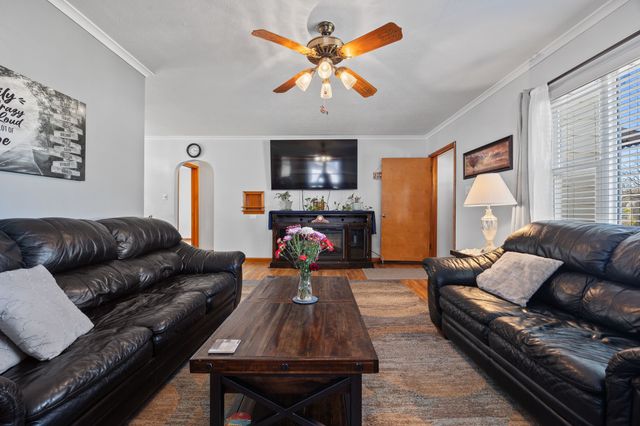 2433 E Walnut Street, Des Moines, IA 50317