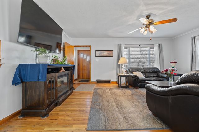 2433 E Walnut Street, Des Moines, IA 50317