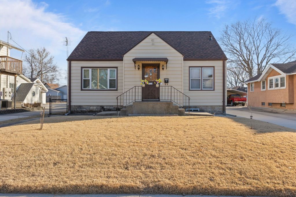 2433 E Walnut Street, Des Moines, IA 50317