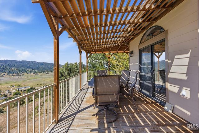 27020 Barkes Way, Tehachapi, CA 93561