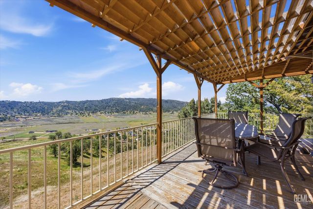 27020 Barkes Way, Tehachapi, CA 93561