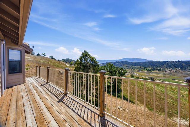 27020 Barkes Way, Tehachapi, CA 93561