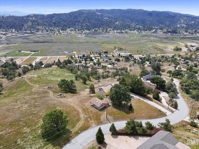 27020 Barkes Way, Tehachapi, CA 93561