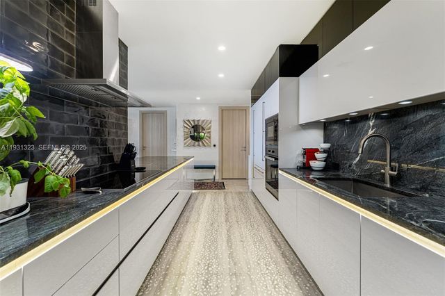 1000 Brickell Plz PH5203, Miami, FL 33131