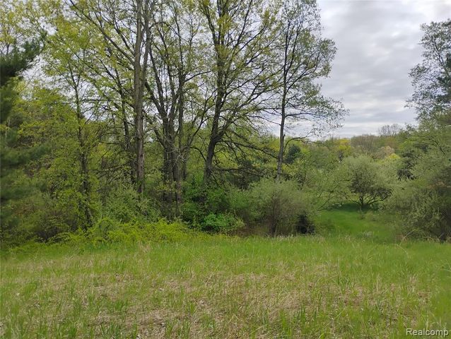 000 Middle Parc Middle Road, Highland, MI 48357