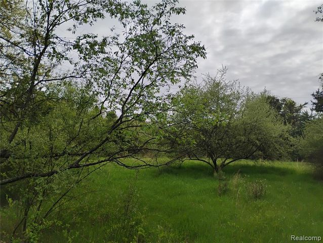 000 Middle Parc Middle Road, Highland, MI 48357