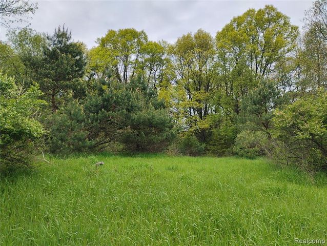 000 Middle Parc Middle Road, Highland, MI 48357