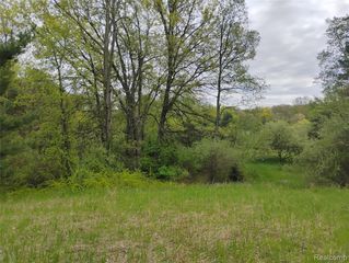 000 Middle Parc Middle Road, Highland, MI 48357