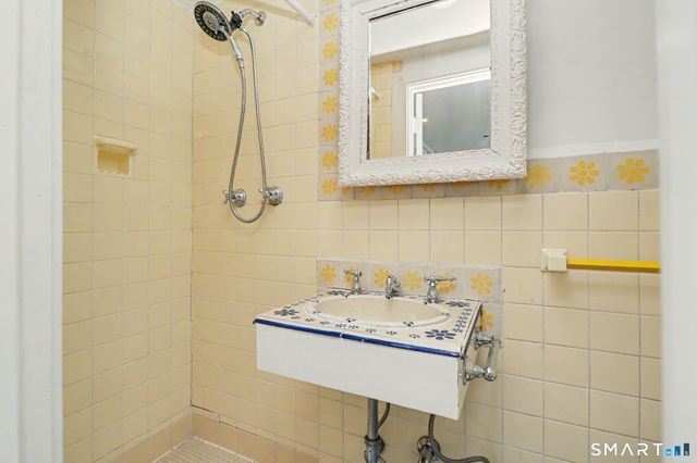 530 Roxbury Road, Stamford, CT 06902
