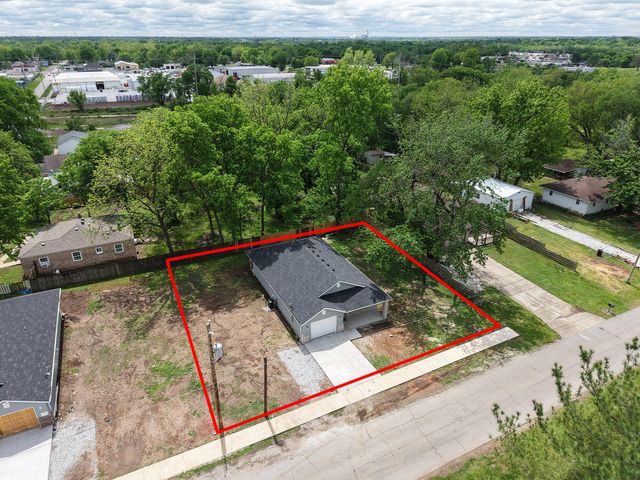 3016 W Chestnut Street, Springfield, MO 65803