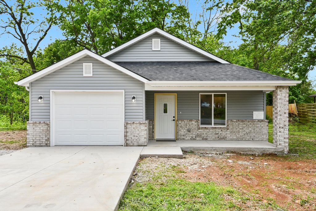 3016 W Chestnut Street, Springfield, MO 65803
