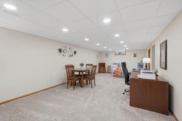 6406 Dodds Drive, Bettendorf, IA 52722