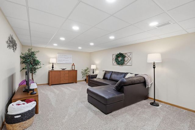 6406 Dodds Drive, Bettendorf, IA 52722