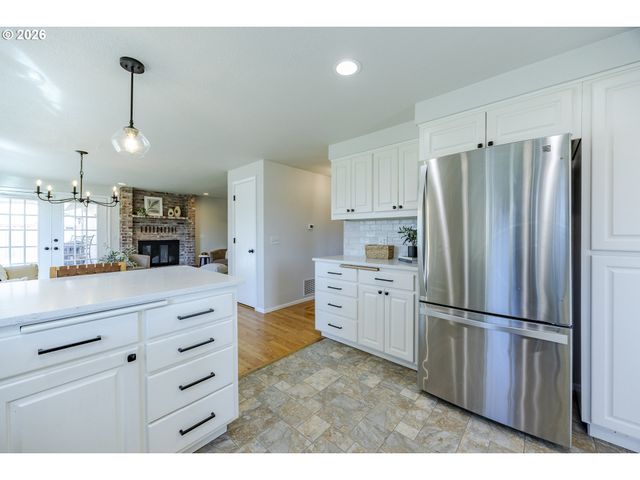 2536 15TH St, Springfield, OR 97477