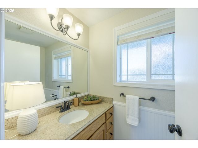 2536 15TH St, Springfield, OR 97477