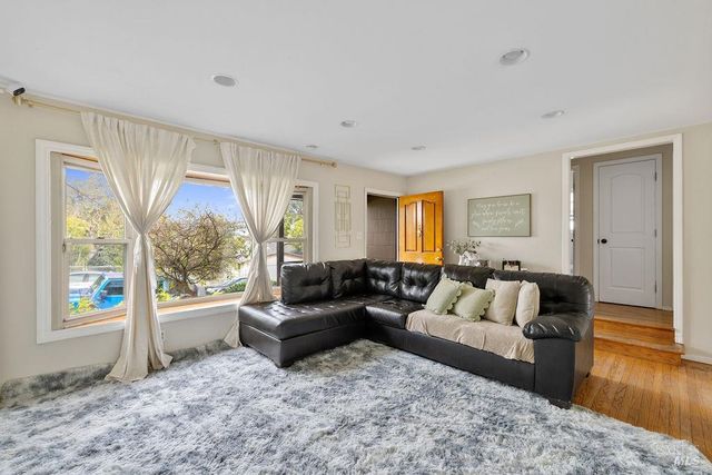 903 Jones Ct, Pinole, CA 94564