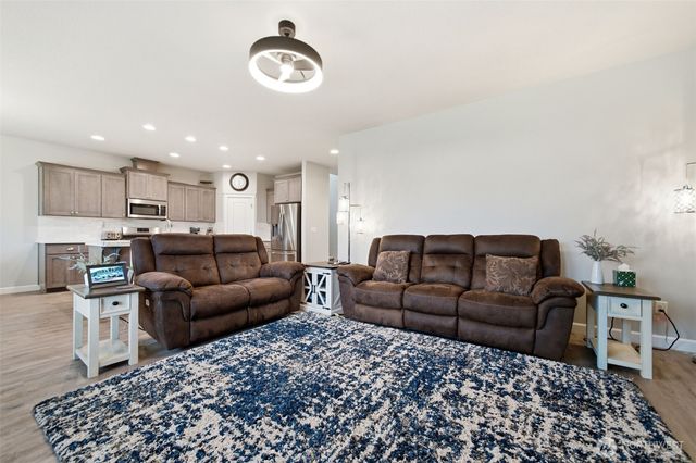 618 E Tanoak Avenue, La Center, WA 98629