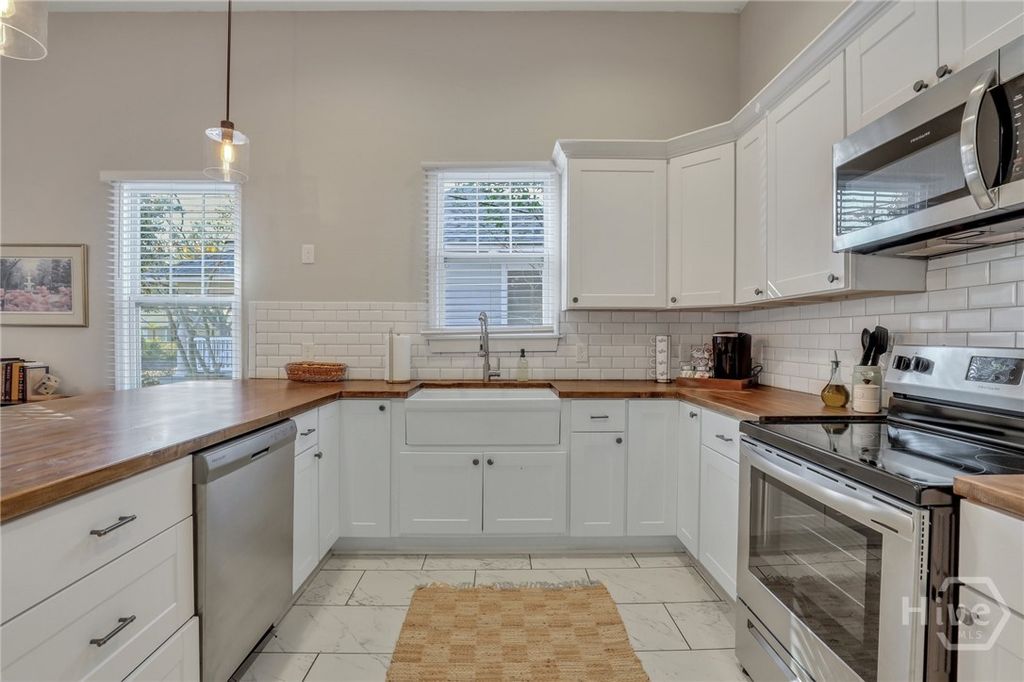 Image 10 of property listing at 920 E 37th Street, Savannah, GA 31401