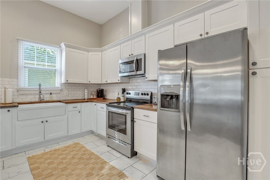 Image 11 of property listing at 920 E 37th Street, Savannah, GA 31401