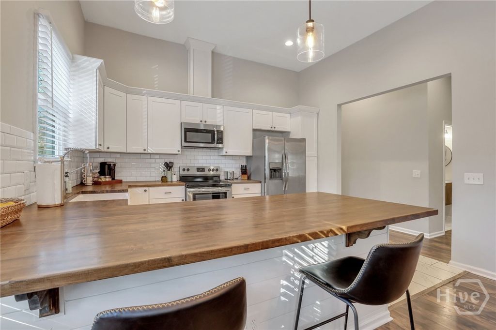 Image 9 of property listing at 920 E 37th Street, Savannah, GA 31401