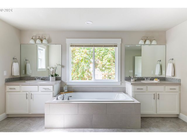 17683 Sw COBB Ln, Beaverton, OR 97007