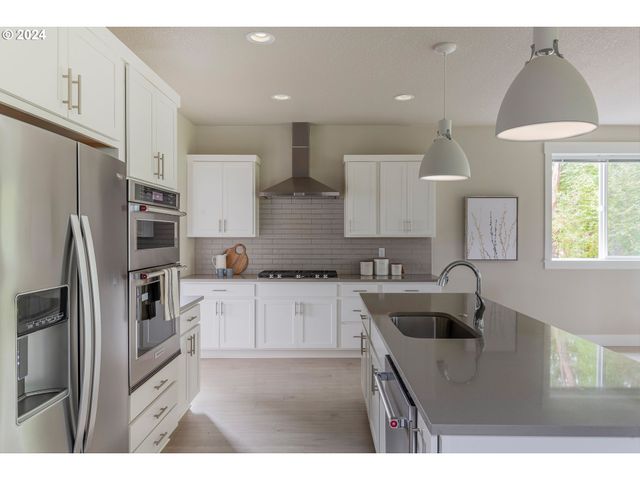 17683 Sw COBB Ln, Beaverton, OR 97007