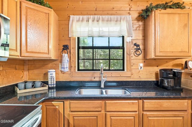 2230 Cove Creek Drive, Sevierville, TN 37862