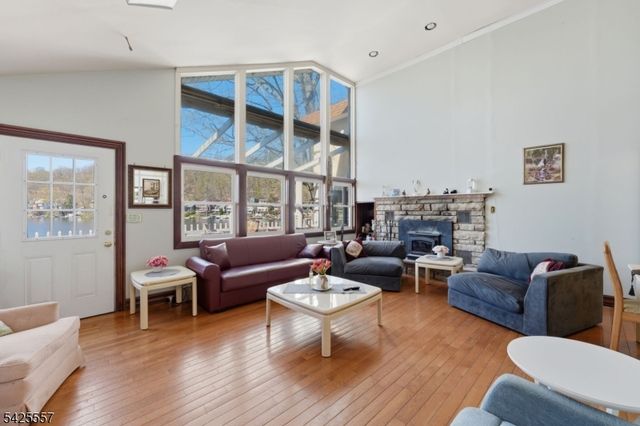 6 Oneida Ave, Hopatcong Boro, NJ 07843