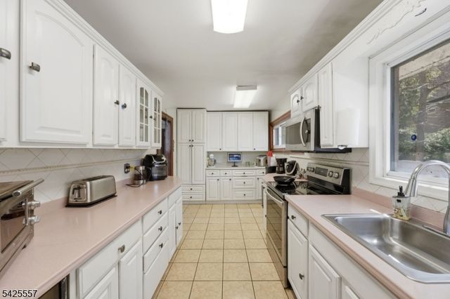 6 Oneida Ave, Hopatcong Boro, NJ 07843