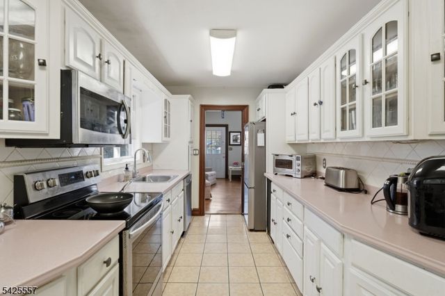 6 Oneida Ave, Hopatcong Boro, NJ 07843