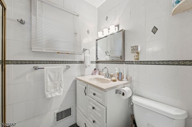 6 Oneida Ave, Hopatcong Boro, NJ 07843