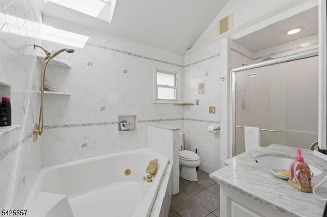 6 Oneida Ave, Hopatcong Boro, NJ 07843