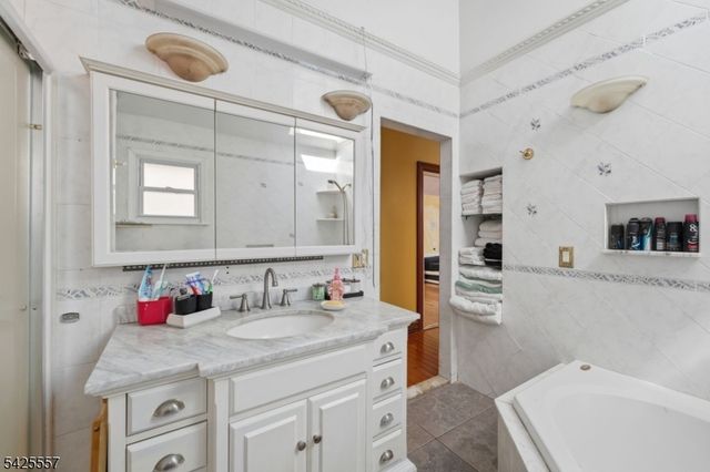 6 Oneida Ave, Hopatcong Boro, NJ 07843