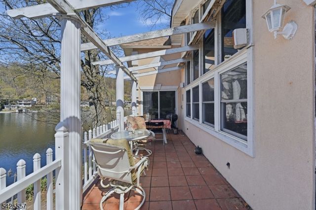 6 Oneida Ave, Hopatcong Boro, NJ 07843