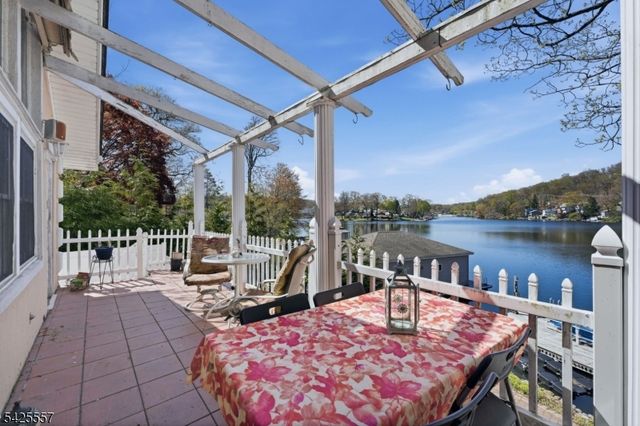 6 Oneida Ave, Hopatcong Boro, NJ 07843